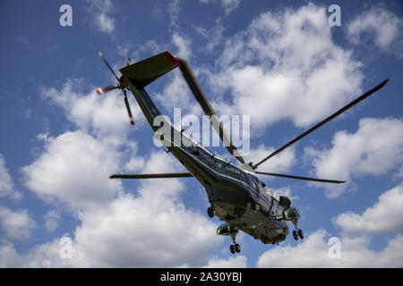 Bethesda, Stati Uniti. 04 ott 2019. Uno marino terre con il presidente Donald Trump a Walter Reed nazionale medico militare di Bethesda, Maryland il venerdì 4 ottobre, 2019. Foto di Tasos Katopodis/UPI Credito: UPI/Alamy Live News Foto Stock