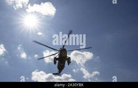 Bethesda, Stati Uniti. 04 ott 2019. Uno marino terre con il presidente Donald Trump a Walter Reed nazionale medico militare di Bethesda, Maryland il venerdì 4 ottobre, 2019. Foto di Tasos Katopodis/UPI Credito: UPI/Alamy Live News Foto Stock