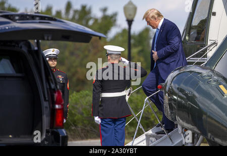 Bethesda, Stati Uniti. 04 ott 2019. Presidente Donald Trump arriva a Walter Reed nazionale medico militare di Bethesda, Maryland il venerdì 4 ottobre, 2019. Foto di Tasos Katopodis/UPI Credito: UPI/Alamy Live News Foto Stock