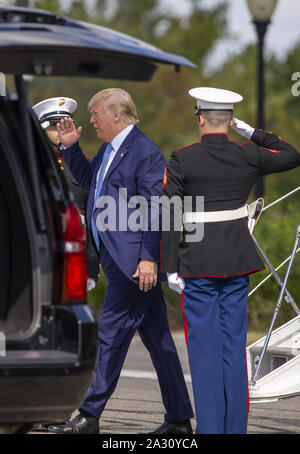 Bethesda, Stati Uniti. 04 ott 2019. Presidente Donald Trump arriva a Walter Reed nazionale medico militare di Bethesda, Maryland il venerdì 4 ottobre, 2019. Foto di Tasos Katopodis/UPI Credito: UPI/Alamy Live News Foto Stock