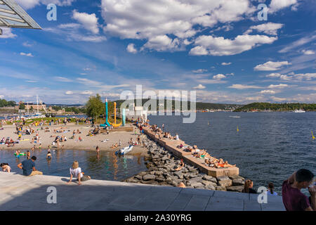 OSLO, Norvegia - la gente a prendere il sole e nuotare a Filipstad, Oslo waterfront. Foto Stock