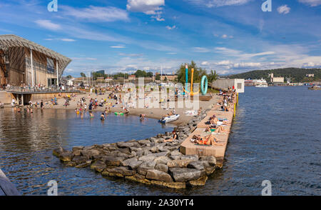 OSLO, Norvegia - la gente a prendere il sole e nuotare a Filipstad, Oslo waterfront. Foto Stock