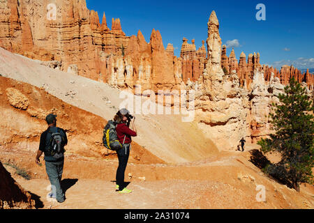 Escursionista femmina di scattare una foto sul Queens Garden Trail, Parco Nazionale di Bryce Canyon, Utah, Stati Uniti d'America. Foto Stock