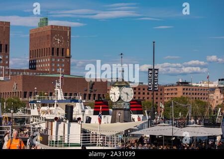 OSLO, Norvegia - Torre dell Orologio sul lungomare. Municipio, posteriore sinistra. Foto Stock
