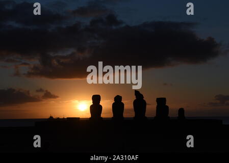 Isola di Pasqua, Cile. Xxi Sep, 2019. Silhouette di Moais alla piattaforma cerimoniale Ahu Tahai durante il tramonto.Moais sono monolitiche figure umane che rappresentavano gli antenati. Essi sono stati scolpiti dalla Rapa Nui persone a Rano Raraku, il principale moai cava sulla isola di pasqua nella parte orientale della Polinesia Francese tra gli anni 1250 e 1500 in coincidenza con l'arrivo dei polinesiani sull'isola. La maggior parte di loro sono stati trasportati da lì e impostare su piattaforme di pietra chiamato Ahu intorno all'isola ha il perimetro. Credito: John Milner/SOPA Immagini/ZUMA filo/Alamy Live News Foto Stock