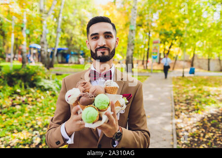 Ritratto dello sposo e della sposa con gelato. Foto Stock