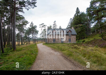 Derry Lodge sul Glen Lui e Glen Derry rotta nel Parco Nazionale di Cairngorms che vi porta fino a Ben Macdui la montagna più alta del parco. Foto Stock