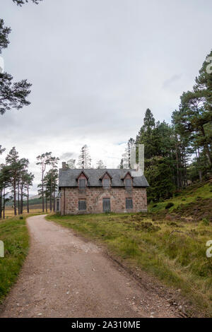 Derry Lodge sul Glen Lui e Glen Derry rotta nel Parco Nazionale di Cairngorms che vi porta fino a Ben Macdui la montagna più alta del parco. Foto Stock