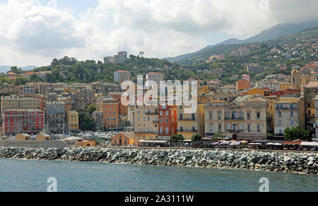 Case vicino al porto di Bastia in Corsica Francia nel Mare Mediterraneo Foto Stock