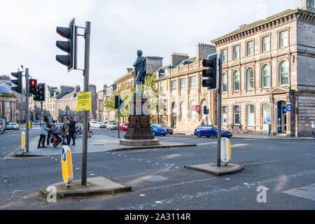 Statua di Burns, Bernard Street, Constituton Street Foto Stock