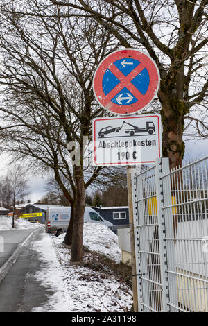 Nessun segno di arresto e di avviso di spese di traino, a Winterberg, Sauerland, Germania Foto Stock