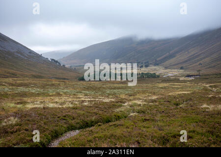 The Glen Lui e Glen Derry rotta nel Parco Nazionale di Cairngorms che vi porta fino a Ben Macdui la montagna più alta del parco. Foto Stock