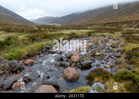The Glen Lui e Glen Derry rotta nel Parco Nazionale di Cairngorms che vi porta fino a Ben Macdui la montagna più alta del parco. Foto Stock