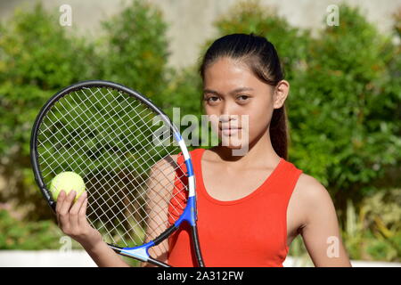 Gravi piuttosto diverse femmina giocatore di tennis con la racchetta da tennis Foto Stock