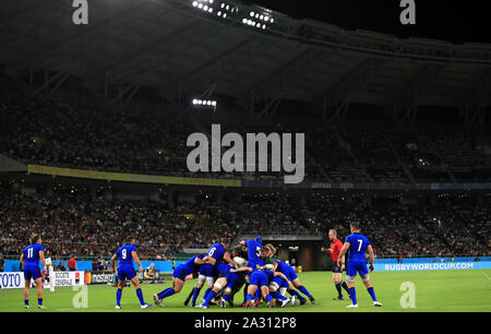 In Italia i giocatori durante un scrum durante il 2019 Coppa del Mondo di Rugby Pool B corrispondono a Shizuoka Stadium Ecopa, Prefettura di Shizuoka. Foto Stock