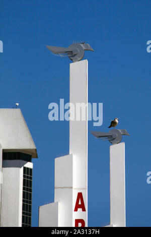 Stile Art Deco gabbiani top due colonne sul lungomare di Atlantic City in questa immagine da ottobre 2010. La città è in difficoltà dopo tre casinò hanno chiuso in rapida successione, le ultime essendo il Revel Resort. Foto Stock