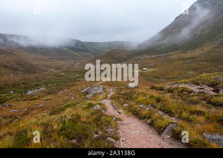 The Glen Lui e Glen Derry rotta nel Parco Nazionale di Cairngorms che vi porta fino a Ben Macdui la montagna più alta del parco. Foto Stock
