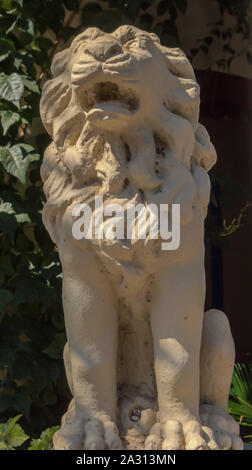 Statua di un piccolo leone che serve come decorazione all'entrata di un ristorante Foto Stock