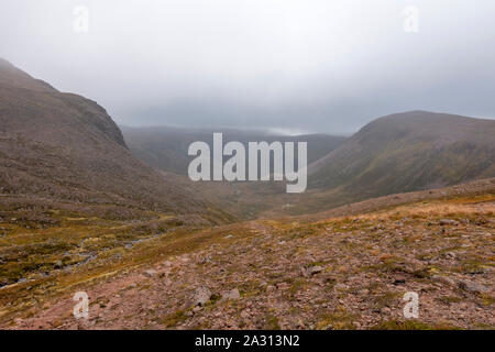 The Glen Lui e Glen Derry rotta nel Parco Nazionale di Cairngorms che vi porta fino a Ben Macdui la montagna più alta del parco. Foto Stock