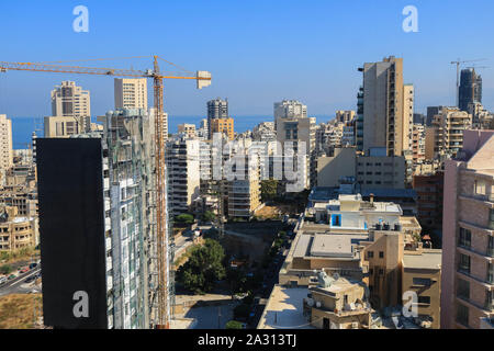 Beirut, Libano. 4 Ott 2019. Una vista panoramica di un nuovo alto edificio in costruzione la capitale libanese. Credito: Amer Ghazzal SOPA/images/ZUMA filo/Alamy Live News Foto Stock