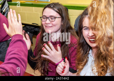 Schull, West Cork, Irlanda. 4 Ott 2019. Oltre 64.000 studenti in Irlanda hanno ricevuto il loro Junior Cert risultati questo pomeriggio. In Schull Community College di West Cork, molti studenti erano accanto a sé con la felicità a vedere i loro risultati. Credito: Andy Gibson/Alamy Live News. Foto Stock