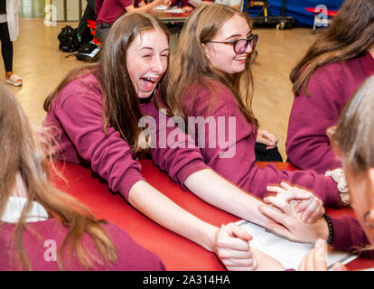 Schull, West Cork, Irlanda. 4 Ott 2019. Oltre 64.000 studenti in Irlanda hanno ricevuto il loro Junior Cert risultati questo pomeriggio. In Schull Community College di West Cork, molti studenti erano accanto a sé con la felicità a vedere i loro risultati. Credito: Andy Gibson/Alamy Live News. Foto Stock