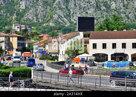 Kotor, Montenegro - 10. 6. 2019. La parte moderna della città con edifici residenziali Foto Stock