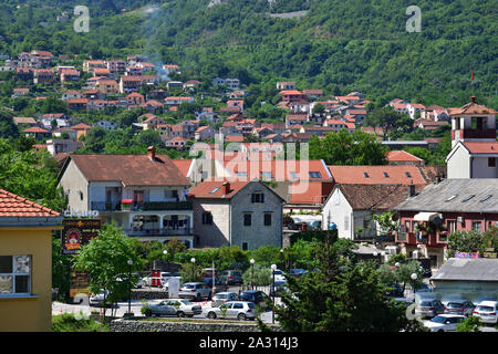 Kotor, Montenegro - 10. 6. 2019. La parte moderna della città con edifici residenziali Foto Stock