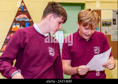 Schull, West Cork, Irlanda. 4 Ott 2019. Oltre 64.000 studenti in Irlanda hanno ricevuto il loro Junior Cert risultati questo pomeriggio. In Schull Community College di West Cork, molti studenti erano accanto a sé con la felicità a vedere i loro risultati. Credito: Andy Gibson/Alamy Live News. Foto Stock