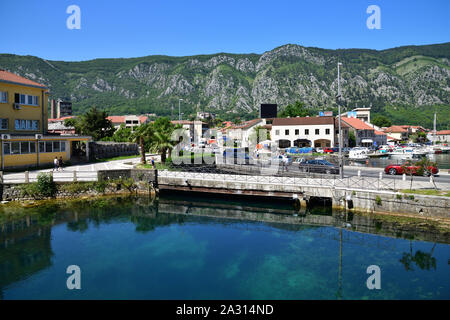 Kotor, Montenegro - 10. 6. 2019. La parte moderna della città con edifici residenziali Foto Stock