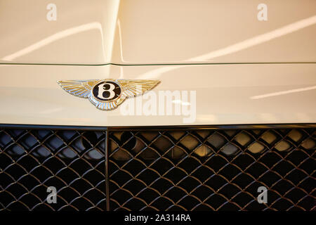 Kiev, Ucraina - Ottobre 02, 2019: Bentley logo sul cofano Foto Stock