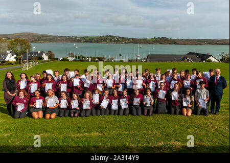 Schull, West Cork, Irlanda. 4 Ott 2019. Oltre 64.000 studenti in Irlanda hanno ricevuto il loro Junior Cert risultati questo pomeriggio. In Schull Community College di West Cork, molti studenti erano accanto a sé con la felicità a vedere i loro risultati. Gli studenti sono illustrati con la scuola principale Sarah Buckley e vice preside Brendan Drinan. Credito: Andy Gibson/Alamy Live News. Foto Stock