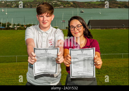 Schull, West Cork, Irlanda. 4 Ott 2019. Oltre 64.000 studenti in Irlanda hanno ricevuto il loro Junior Cert risultati questo pomeriggio. In Schull Community College di West Cork, molti studenti erano accanto a sé con la felicità a vedere i loro risultati. Nella foto con i loro risultati sono Brian Regan, Ballydehob e Katie Cullinane Goleen. Credito: Andy Gibson/Alamy Live News. Foto Stock