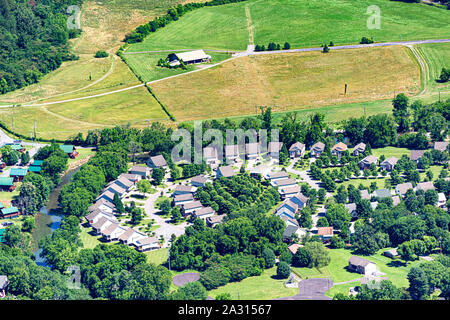 Antenna orizzontale dell'immagine che mostra le aree urbane come nuove case superamento Terreni agricoli Foto Stock