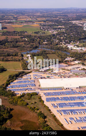 Fotografia aerea di Stoughton rimorchio, un camion rimorchio costruttore in Stoughton Wisconsin, USA. Foto Stock