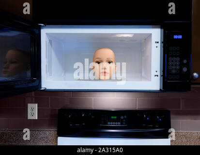 Forno a microonde nero con porta aperta, isolato su bianco Foto stock -  Alamy