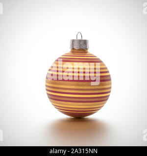 Colorate Pallina natale in rosso con trama gradiente ombreggiata strisce oro isolato su uno sfondo bianco per vacanze concetti a tema Foto Stock