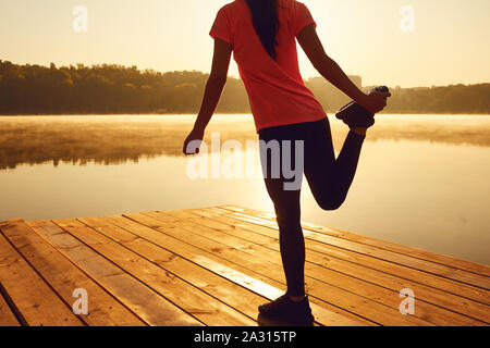 Riscaldare le gambe stretching in questo sport. Foto Stock