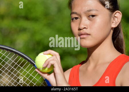 Impassibile ragazza giocatore di tennis con la racchetta da tennis Foto Stock