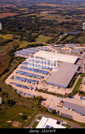 Fotografia aerea di Stoughton rimorchio, un camion rimorchio costruttore in Stoughton Wisconsin, USA. Foto Stock