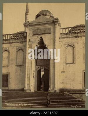 Entrée principale de la Mosquée Ahmed - Sébah & Joaillier. Foto Stock