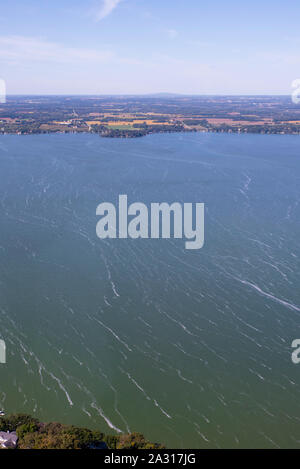 Fotografia aerea di Langmuir correnti sul lago Kegonsa, Wisconsin, Stati Uniti d'America. Foto Stock