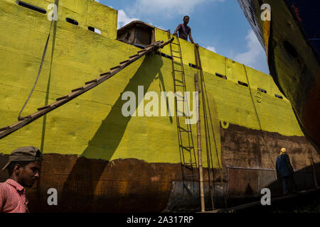 Dacca in Bangladesh - ottobre 04 : operaio del Bangladesh il lavoro in un cantiere navale accanto al fiume Buriganga a Dhaka, nel Bangladesh in ottobre 04, 2019. C ar Foto Stock