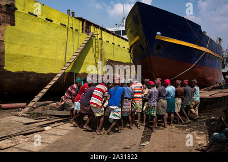 Dacca in Bangladesh - ottobre 04 : operaio del Bangladesh il lavoro in un cantiere navale accanto al fiume Buriganga a Dhaka, nel Bangladesh in ottobre 04, 2019. C ar Foto Stock