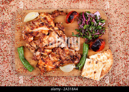 Pollo grigliato con pepe fresco con insalata e verdura fresca piccante sul tavolo di legno Foto Stock