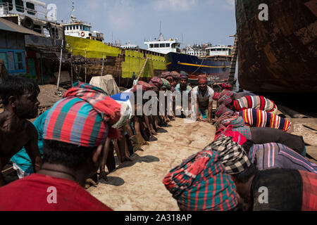 Dacca in Bangladesh - ottobre 04 : operaio del Bangladesh il lavoro in un cantiere navale accanto al fiume Buriganga a Dhaka, nel Bangladesh in ottobre 04, 2019. C ar Foto Stock