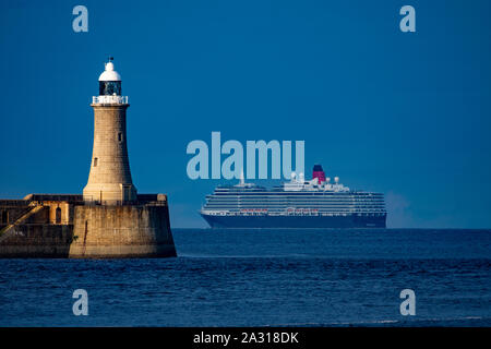 La regina Victoria lasciando il Fiume Tyne per un viaggio in giro per il Regno Unito Foto Stock