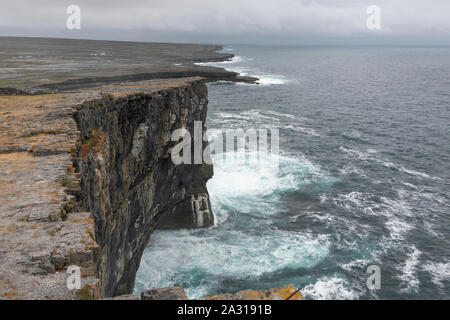 Onde che si infrangono sulla costa, Dun Aonghasa, Kilronan, Inishmore, Isole Aran, nella contea di Galway, Repubblica di Irlanda Foto Stock