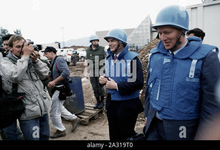 3 Giugno 1993 durante l'assedio di Sarajevo: Lord David Owen (sinistra) e Thorvald Stoltenberg (international negoziatori per l'Unione europea) arrivano presso l'aeroporto di Sarajevo dove essi braccato dai media come si cammina per il loro trasporto. Foto Stock