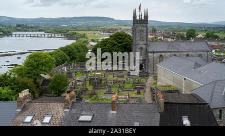 Vista in elevazione del San Munchin la Chiesa che si vede dal re Giovanni il Castello, King Island, County Limerick, Repubblica di Irlanda Foto Stock